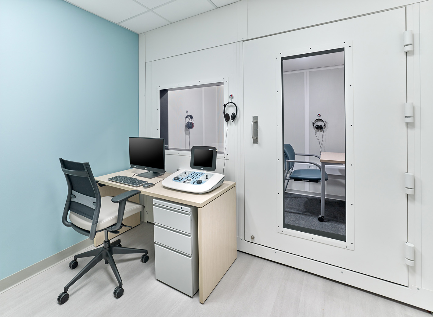 An exam room at ENT and Oral Surgery Suite at Jefferson Health featuring a computer on a desk with a chair